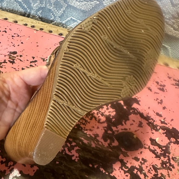 TOMMY BAHAMA Gold leaf leather wedge sandal sz 9 - Picture 8 of 11